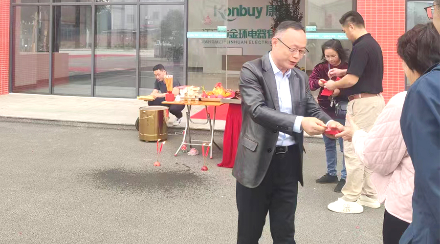 開工好兆頭！金環(huán)電器為全體員工發(fā)放紅包福利！