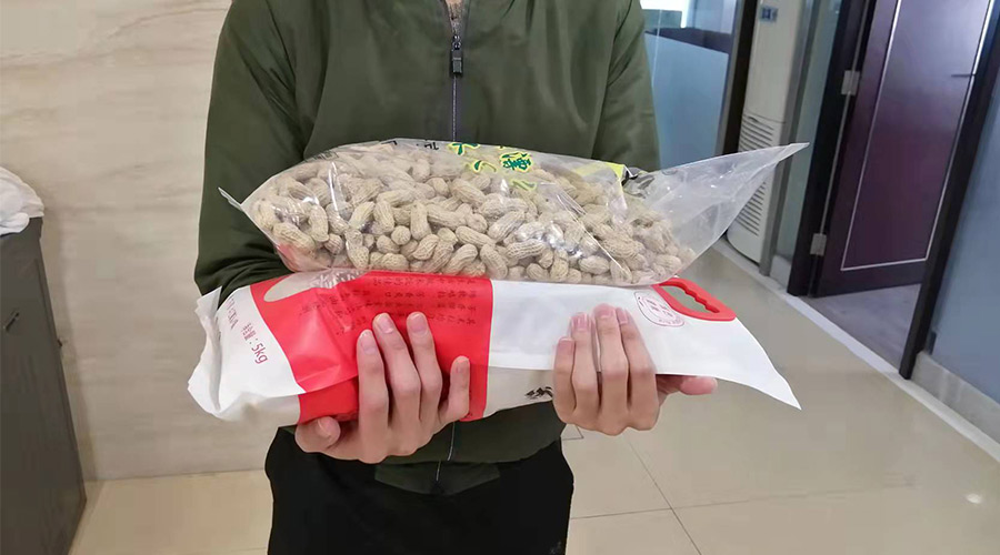 新春關(guān)懷 禮滿情暖！金環(huán)電器給員工發(fā)年貨